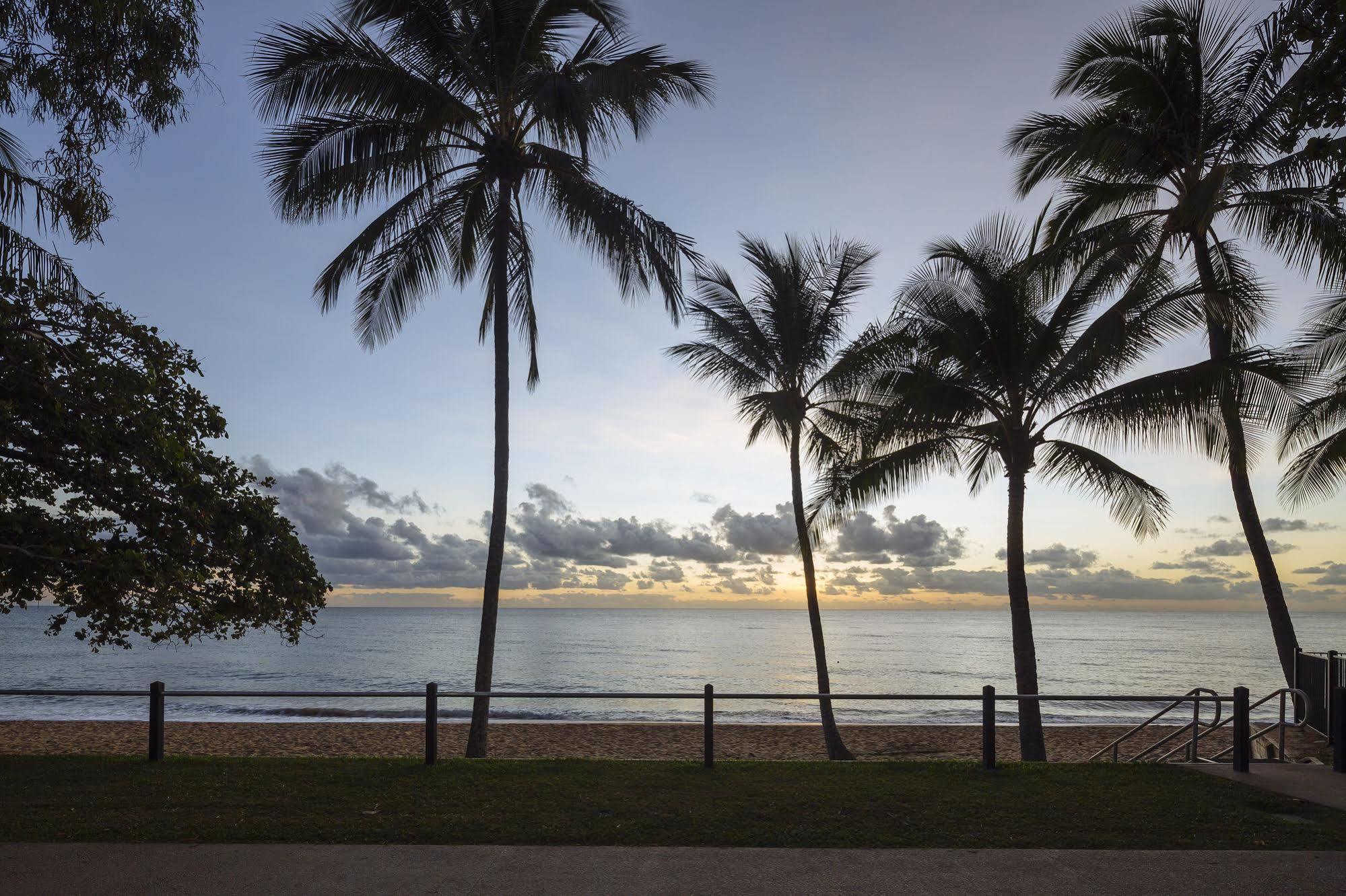 Coral Sands Beachfront Resort Trinity Beach Exteriör bild