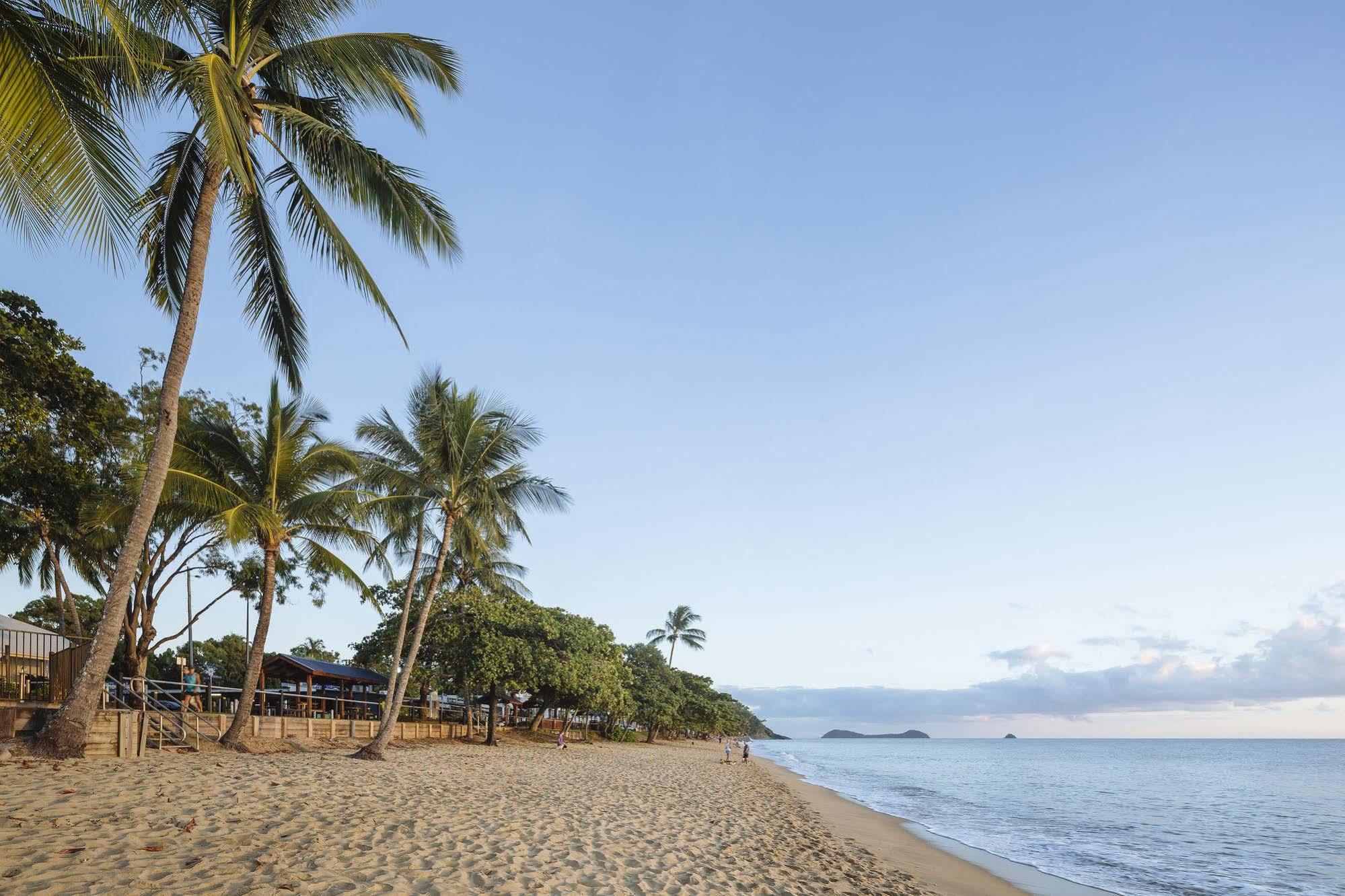 Coral Sands Beachfront Resort Trinity Beach Exteriör bild